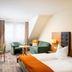 Hotel-Residenz Immenhof in Sankt Martin: guest room with twin beds, seating area and window view