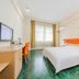 Home Inn Hangzhou Xiaoshan Tonghui Road Darunfa room with bed, desk and window in Hangzhou
