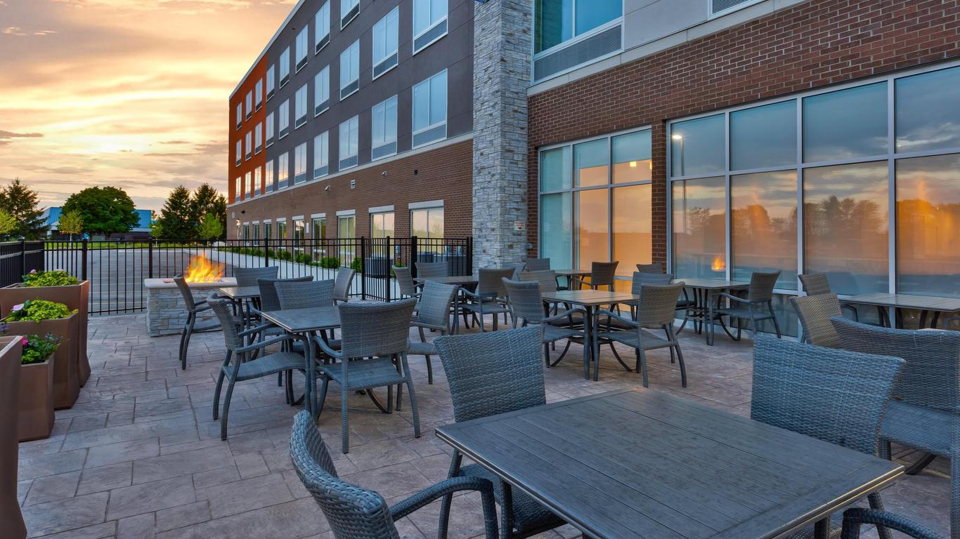 Holiday Inn Express & Suites Grand Rapids Airport - South