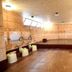 Hotel Sunplaza Sakai in Sakai: tiled indoor bath with raised soaking pool and wall mirrors