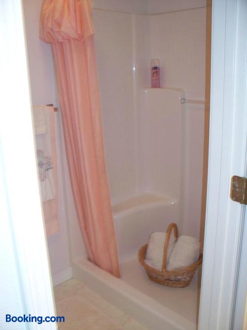 River Cove Elegant Waterfront Bed and Breakfast - Post Falls