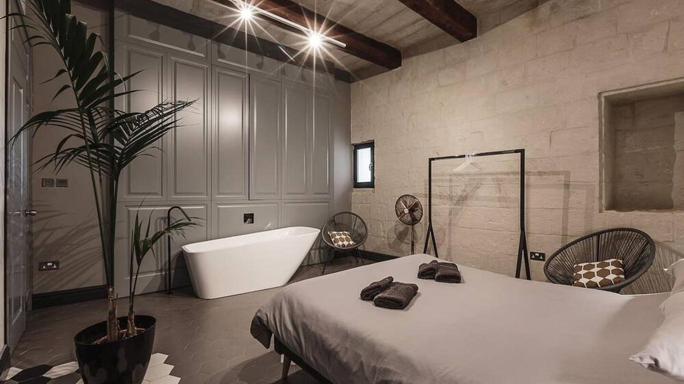 Rabat L.O. Mdina-The Bedroom-Tub