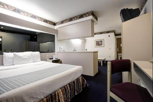 Americas Best Value Inn Racine - Racine - Bedroom