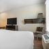 Extended Stay America Select Suites - Panama City - Callaway room with bed, kitchenette and TV