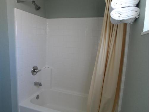 Economy Inn - Modesto - Bathroom