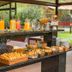 Hotel Serra Everest, Nova Friburgo: breakfast buffet with pastries, bread, fruit, and juice on a counter