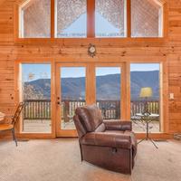 Gorgeous View. Hot Tub. Privacy. Fireplace. Pool & Fishing Access!