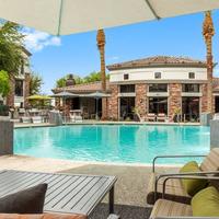 CozySuites Glendale by the stadium with pool 03