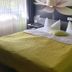 Zur Fichtenbreite, Klieken: guest room with double bed, green bedspread, floral wall mural and window