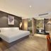 Orange Hotel Beijing Chaoyangmen Yabao Road Children's Hospital room with bed, desk and glass shower