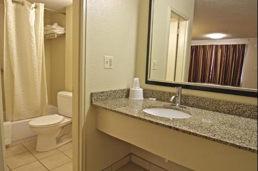 Motel 6 Washington DC - Convention Center - Washington - Bathroom