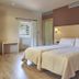 Iraipe Santuario de Arantzazu Hotel room with twin beds, wall lamps and a window in Arantzazu