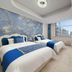 Hong Yun Dong Du Hotel in Qingdao guest room with two twin beds and a city-view window