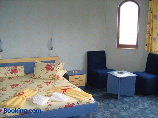 Family Hotel Emaly 1 - Bankya - Bedroom