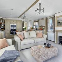 Captivating Bluebell Lodge 2-bed Cotswolds caravan