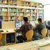 Centre Esplai Albergue in El Prat de Llobregat: library-style study area with computers and bookshelves