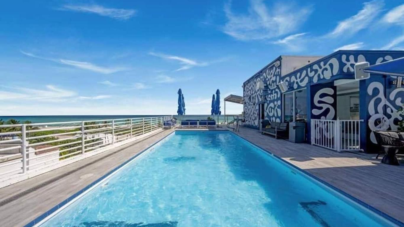 Ocean Drive Apartments with Rooftop Pool, South Beach, Miami