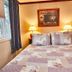 Governor's Rock Motel, Shaftsbury: cozy guest room with quilted bed, lamps, and window view