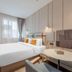 Motel Shanghai Liuzhou Road Guangda Convention And Exhibition Centre room with bed, desk and window in Shanghai