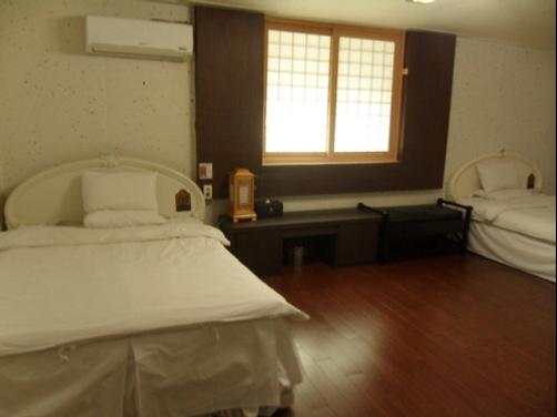 Jeonju Hansung Tourist Hotel - Jeonju - Bedroom
