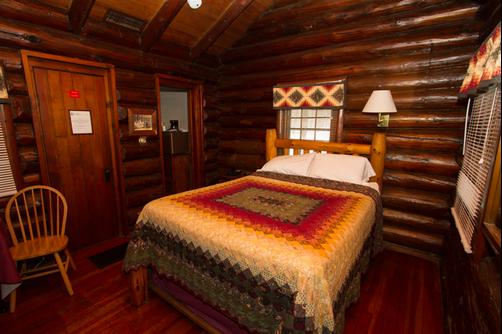 White Pines Inn - Mount Morris - Bedroom