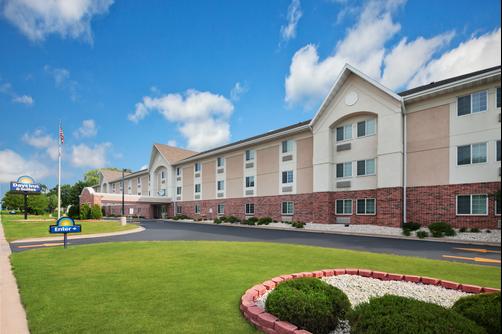 Days Inn and Suites Green Bay WI. - Green Bay - Building