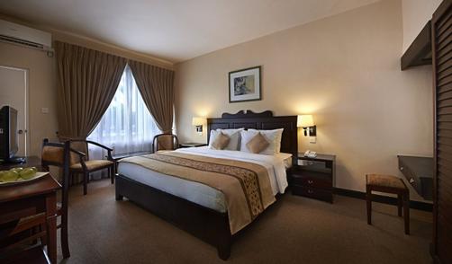 Berjaya Hotel Colombo - Mount Lavinia - King bedroom