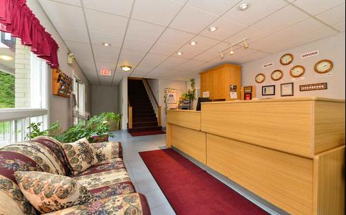 Canadas Best Value Inn and Suites Woodstock - Woodstock - Front desk
