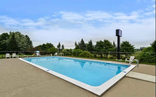 Canadas Best Value Inn and Suites Woodstock - Woodstock - Pool