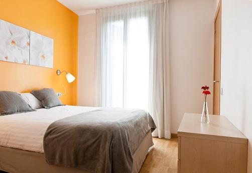 MH Apartments S. Familia - Barcelona - Bedroom