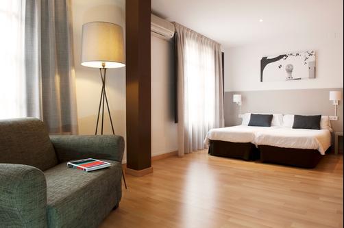 MH Apartments Opera Rambla - Barcelona - Bedroom