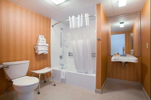 Days Inn Bangor - Bangor - Bathroom