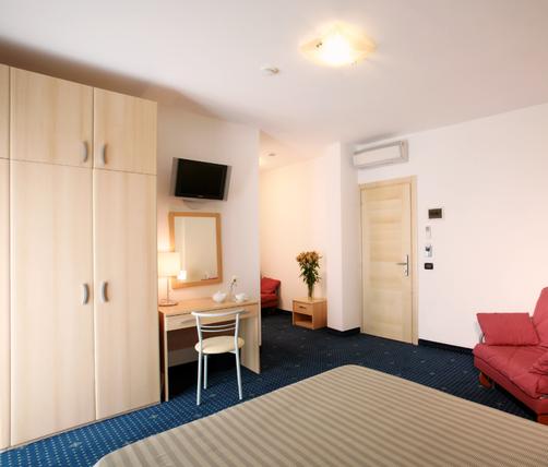 Hotel Bellini - Lignano Sabbiadoro - Bedroom