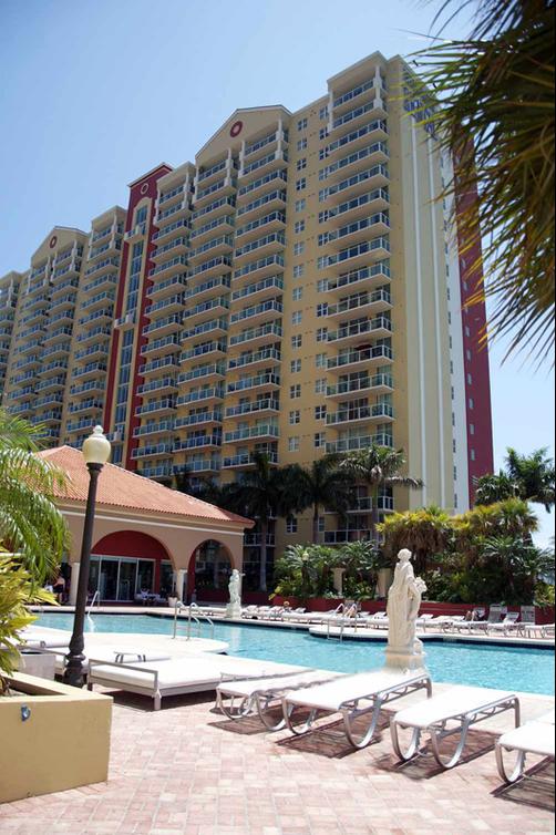 Miami Beach Intracoastal Apartments by Globe Quarters - Miami - Building