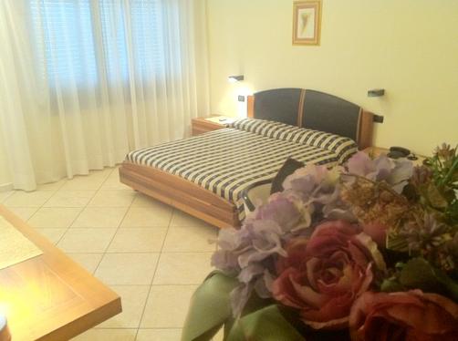 Hotel Camino Vecchio - Fossato di vico - Bedroom