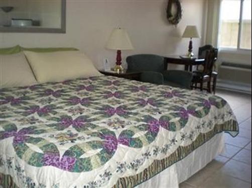 Sandy Shore Motel - Westerly - Bedroom