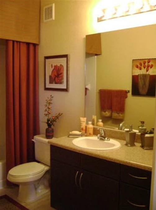 Oakwood at The Crossings at Alexander Place - Raleigh - Bathroom