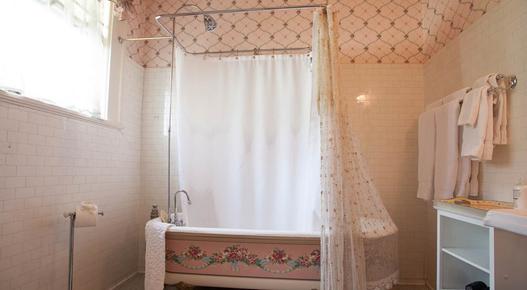 The Lion and the Rose Victorian Bed & Breakfast - Portland - Bathroom