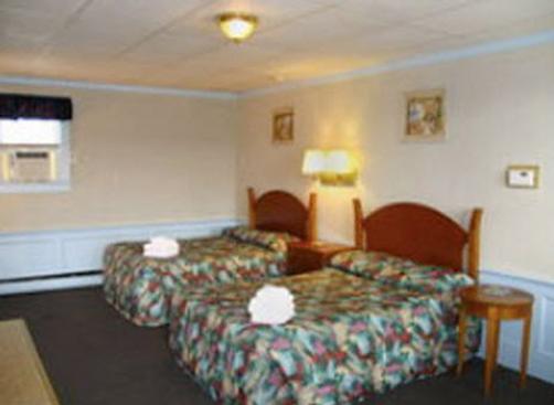 Royal Crest Motor Inn - Hampton Beach - Bedroom
