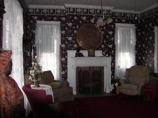 Old Johnson House Inn - Hugo - Living room