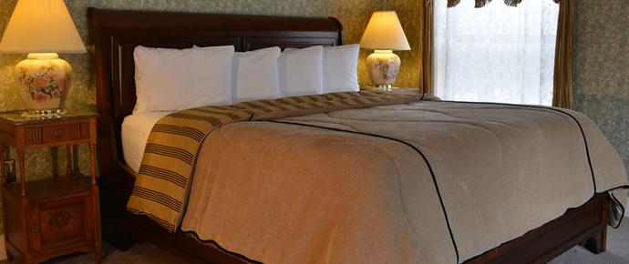 Whispering Pines B&B - Dellroy - Bedroom