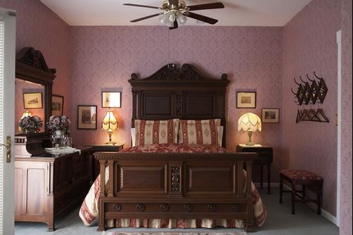 Whispering Pines B&B - Dellroy - Bedroom