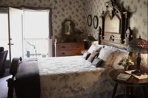 Whispering Pines B&B - Dellroy - Bedroom
