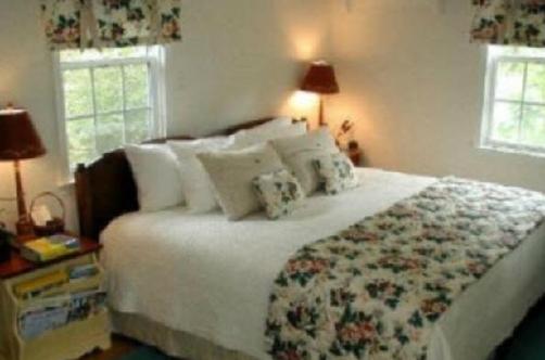 Ivy Cottage on the River - Hartfield - Bedroom