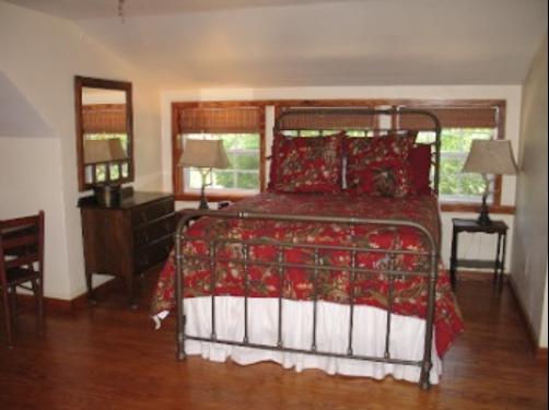 Oak Manor Bed & Breakfast/Pine Grove Cottages - Pittsburg - Bedroom