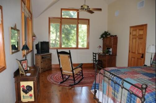 Oak Manor Bed & Breakfast/Pine Grove Cottages - Pittsburg - Bedroom