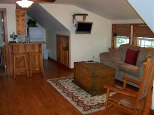 Oak Manor Bed & Breakfast/Pine Grove Cottages - Pittsburg - Living room