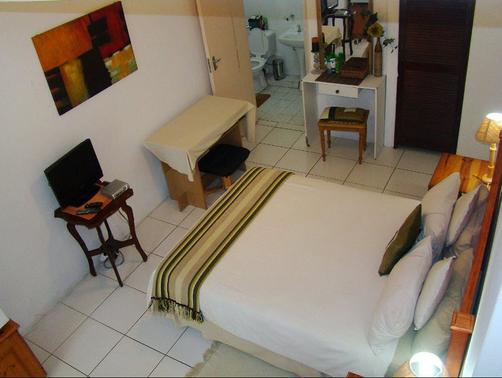 Lalapanzi Guest House - Saint Lucia - Bedroom