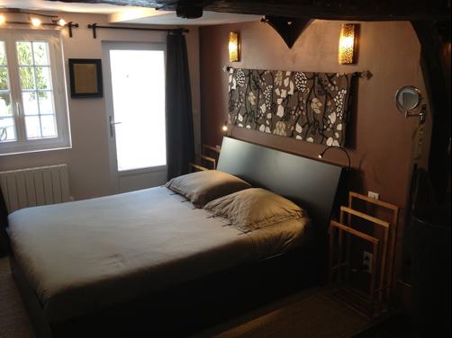 La Villa Saint Pierre Chambres d'Hôtes - Chartres - Bedroom