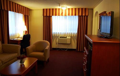 Clarion Hotel - Renton - Bedroom